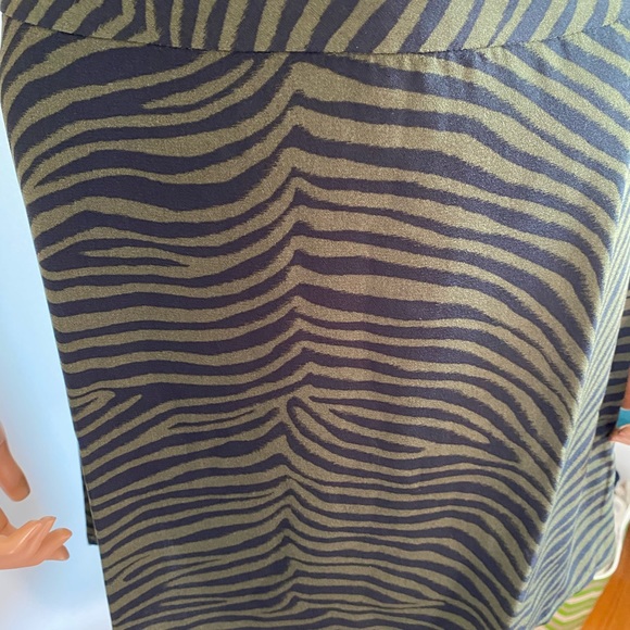 Nordstrom olive graphic skirt - Picture 3 of 6
